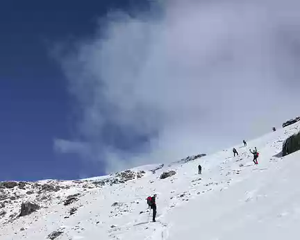 IMG_3823 Début de la montée ver le col Longet ; il faut respecter des distances de sécurité à cause du risque d'avalanche
